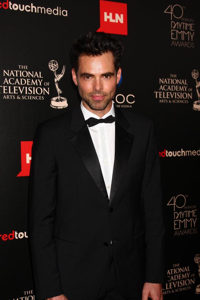 los angeles, jun 16 - jason thompson llega a los 40 premios emmy diurnos en el centro cultural skirball el 16 de junio de 2013 en los angeles, ca foto