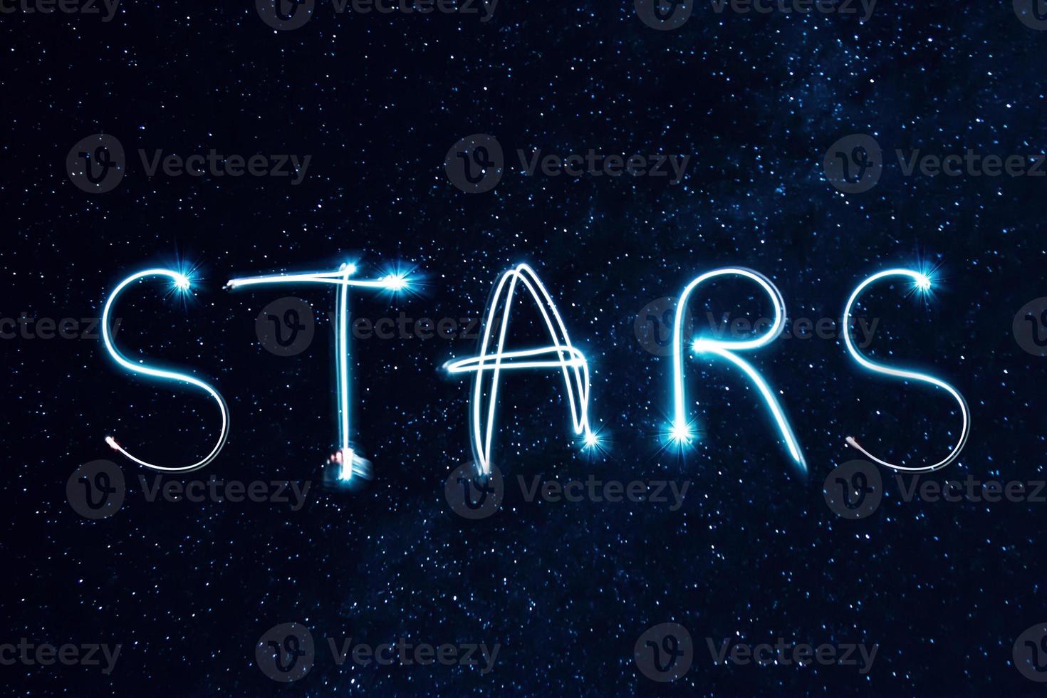 palabra estrellas en el cielo nocturno foto