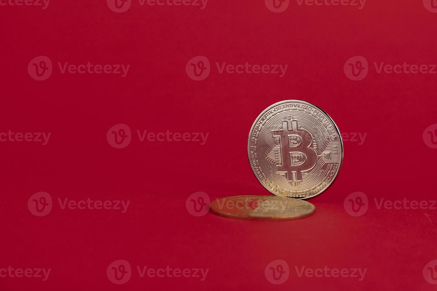 moneda bitcoin, dinero criptográfico en un fondo rojo. copie el espacio foto