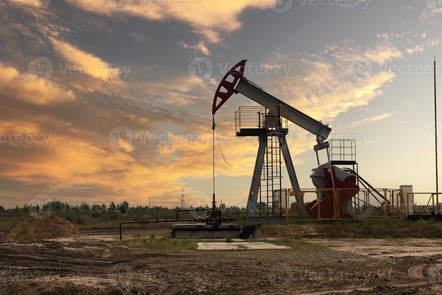 Industria del aceite. plataformas petrolíferas. bombas de aceite al atardecer. copie el espacio foto
