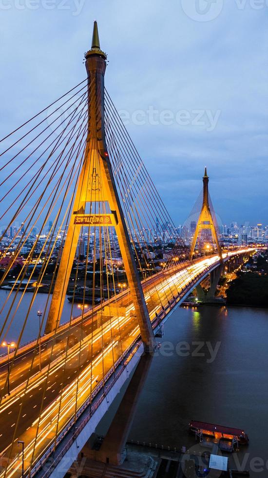 puente rama 9 en tailandia. el punto de referencia. el símbolo es el símbolo del rey de tailandia. vista de pájaro foto