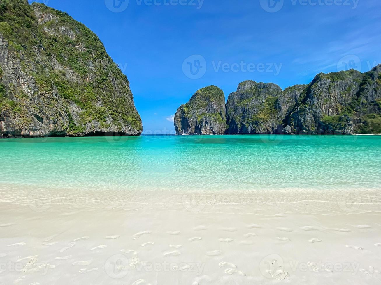 hermoso paisaje de maya bay beach en la isla phi phi, krabi, tailandia. punto de referencia, destino de viaje del sudeste asiático, concepto de vacaciones y vacaciones foto