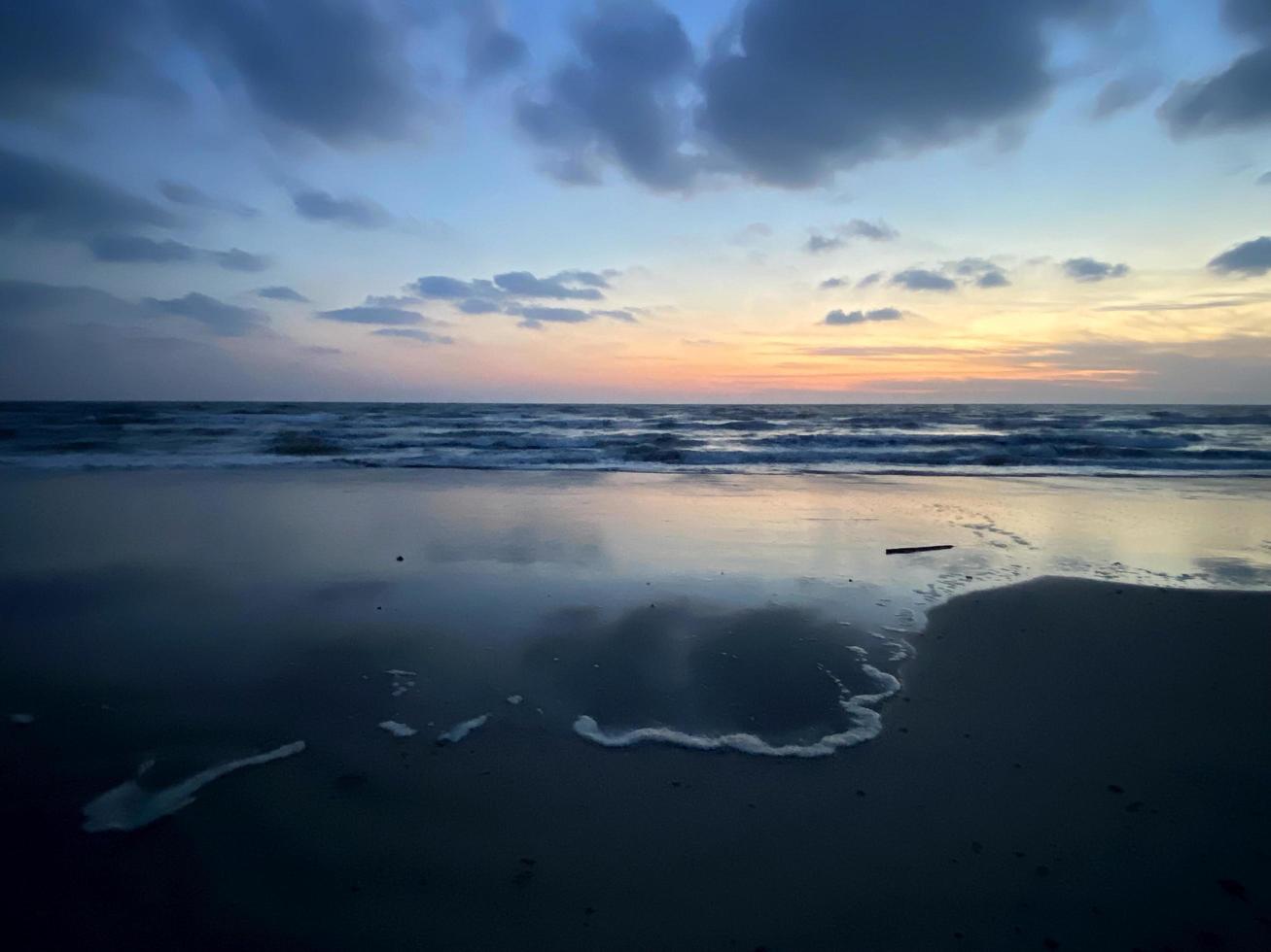 puesta de sol sobre la playa foto