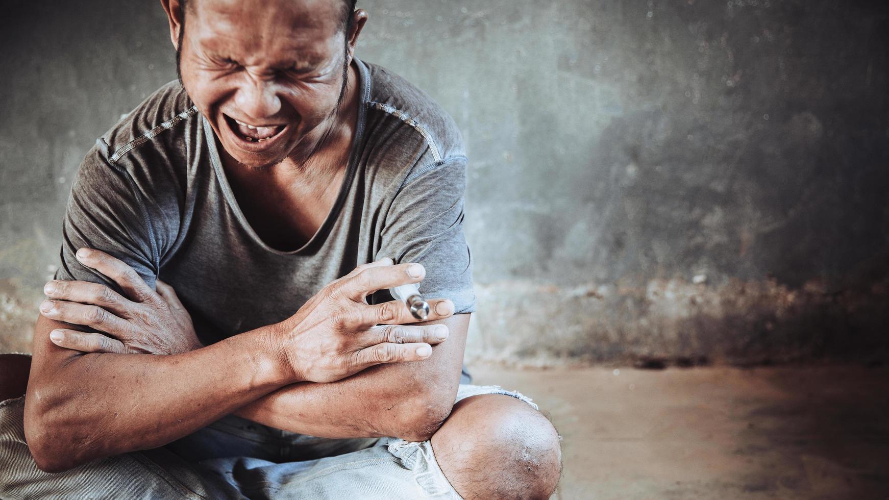 los hombres asiáticos sufren de abuso de drogas. foto