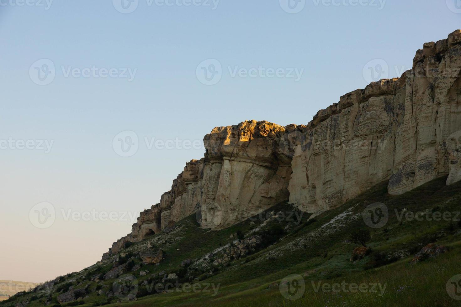 roca caliza blanca, naturaleza de montaña salvaje, hito nacional. foto