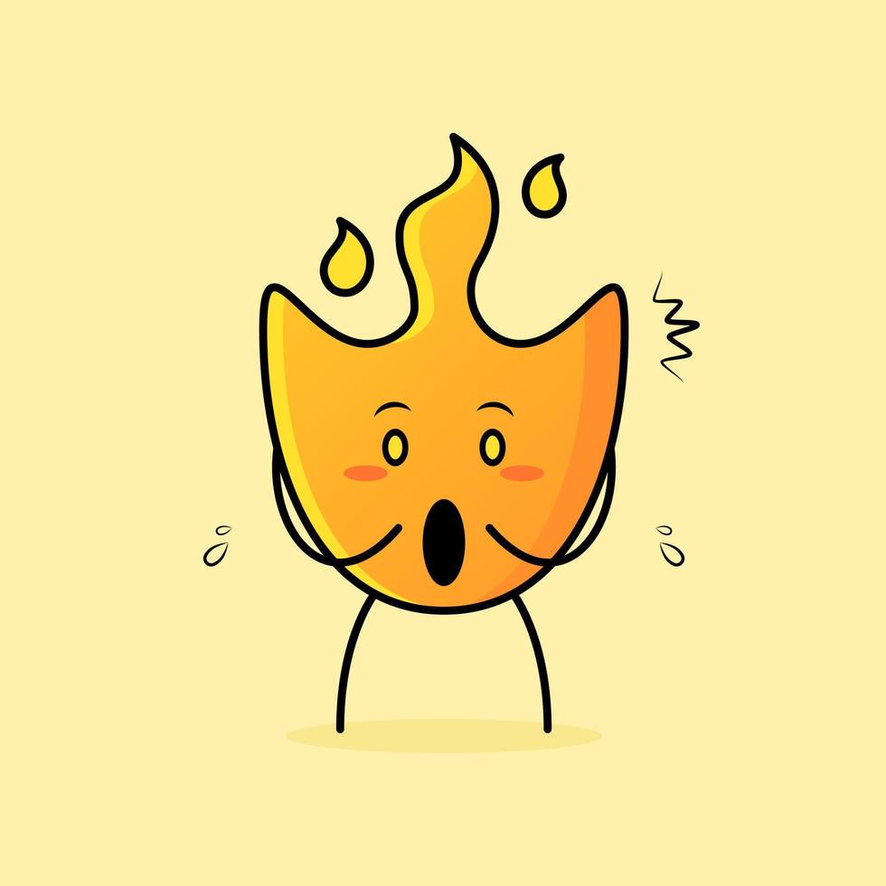 linda caricatura de fuego con expresión sorprendida y boca abierta. amarillo y naranja. adecuado para logotipos, iconos, símbolos o mascotas vector