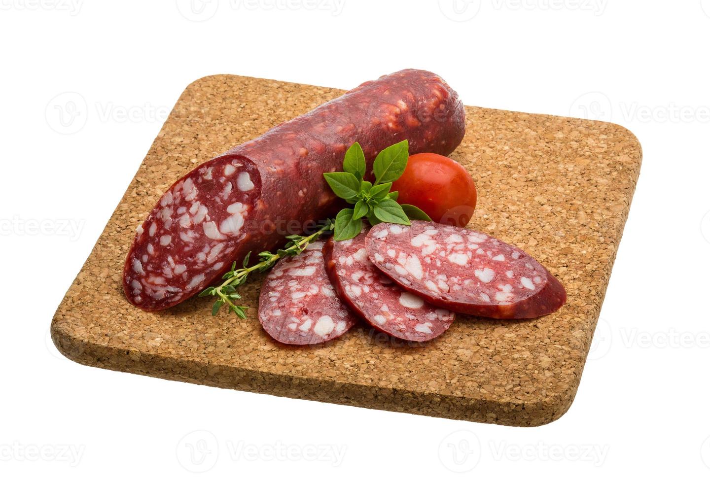 salchichas de salami en placa de madera foto