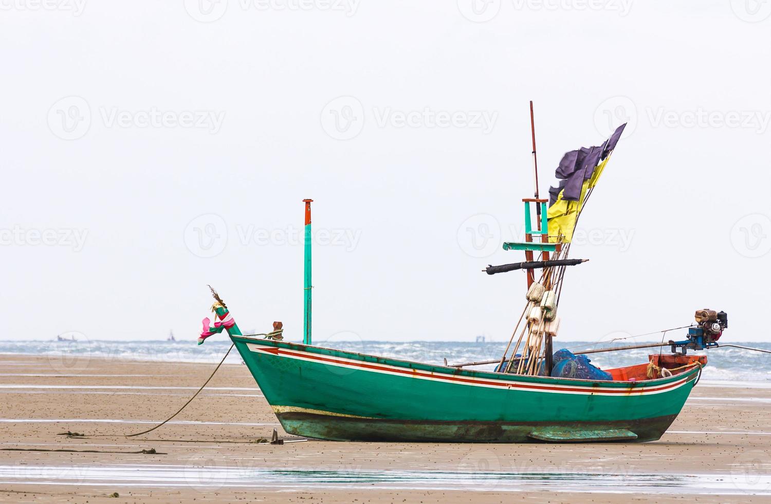 barco de pesca en la playa foto