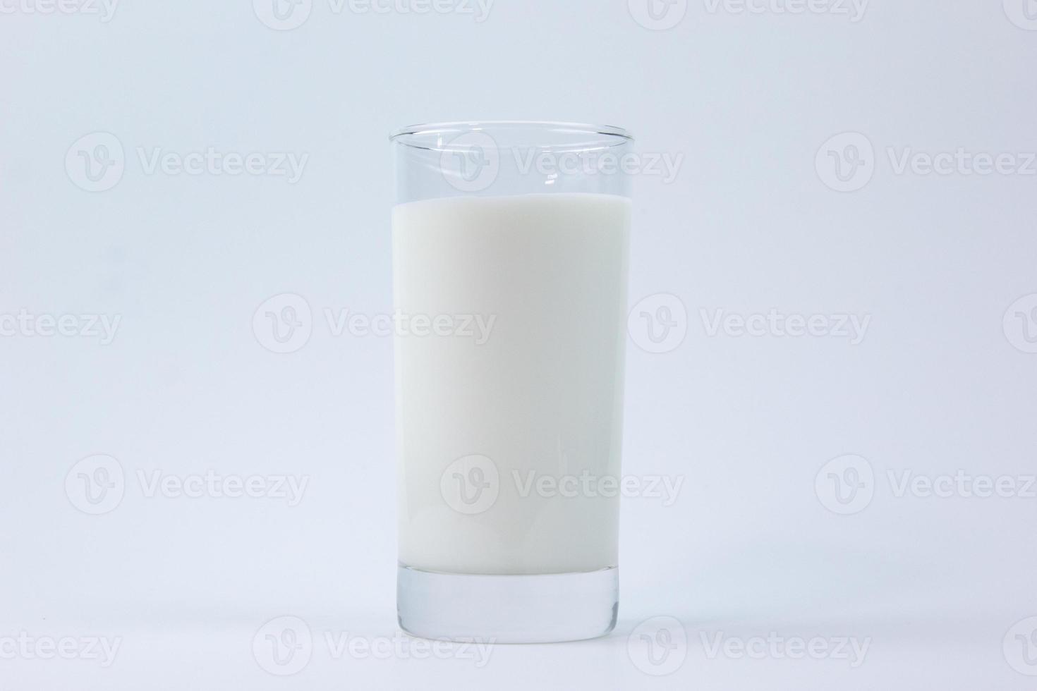 un vaso de leche fresca aislado sobre fondo blanco foto