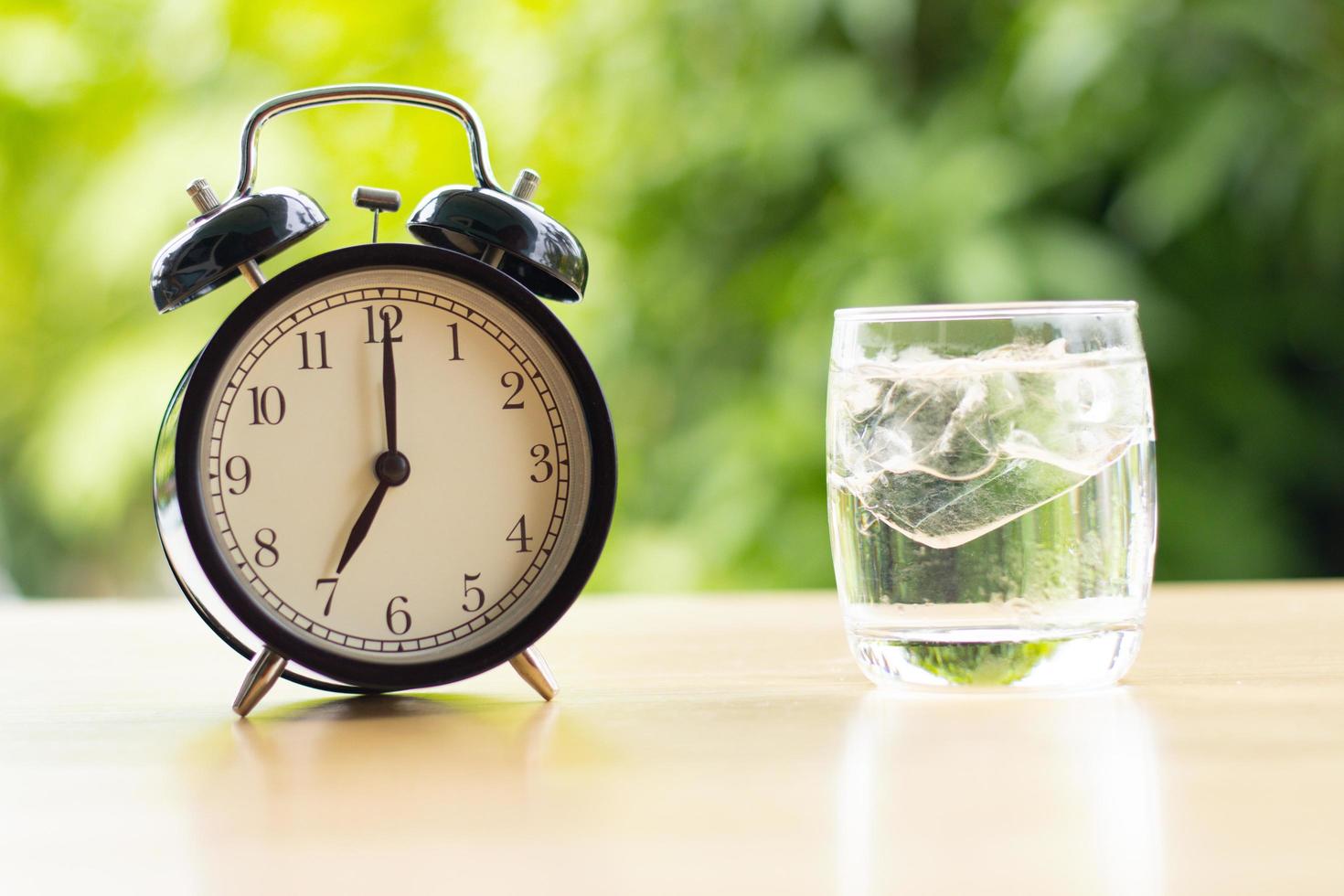 a las 7 de la mañana y el agua de la mañana conecte el tiempo de trabajo con el fondo del árbol foto