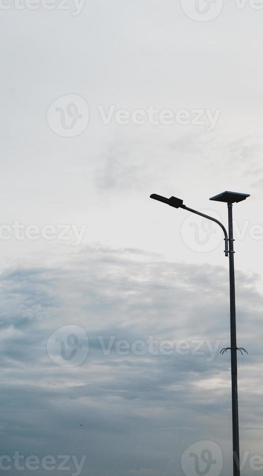 luz de la calle. alumbrado público estético en un pueblo foto