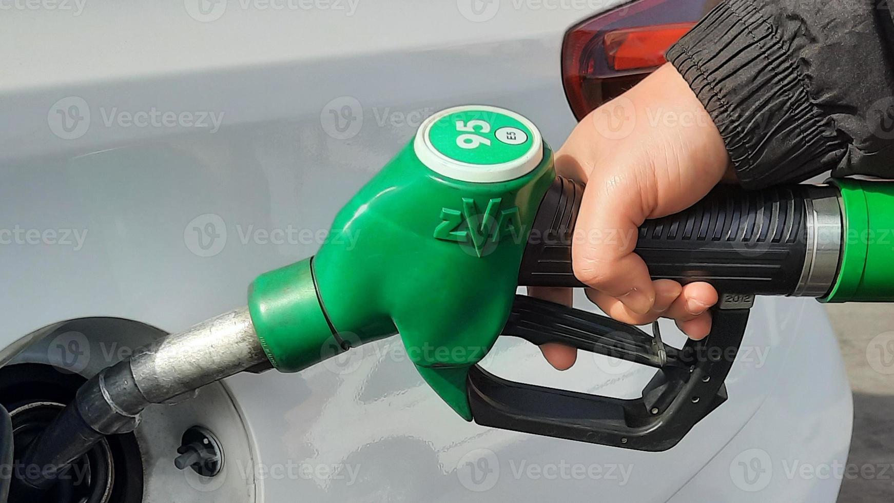 persona repostando gasolina, problema de combustible foto