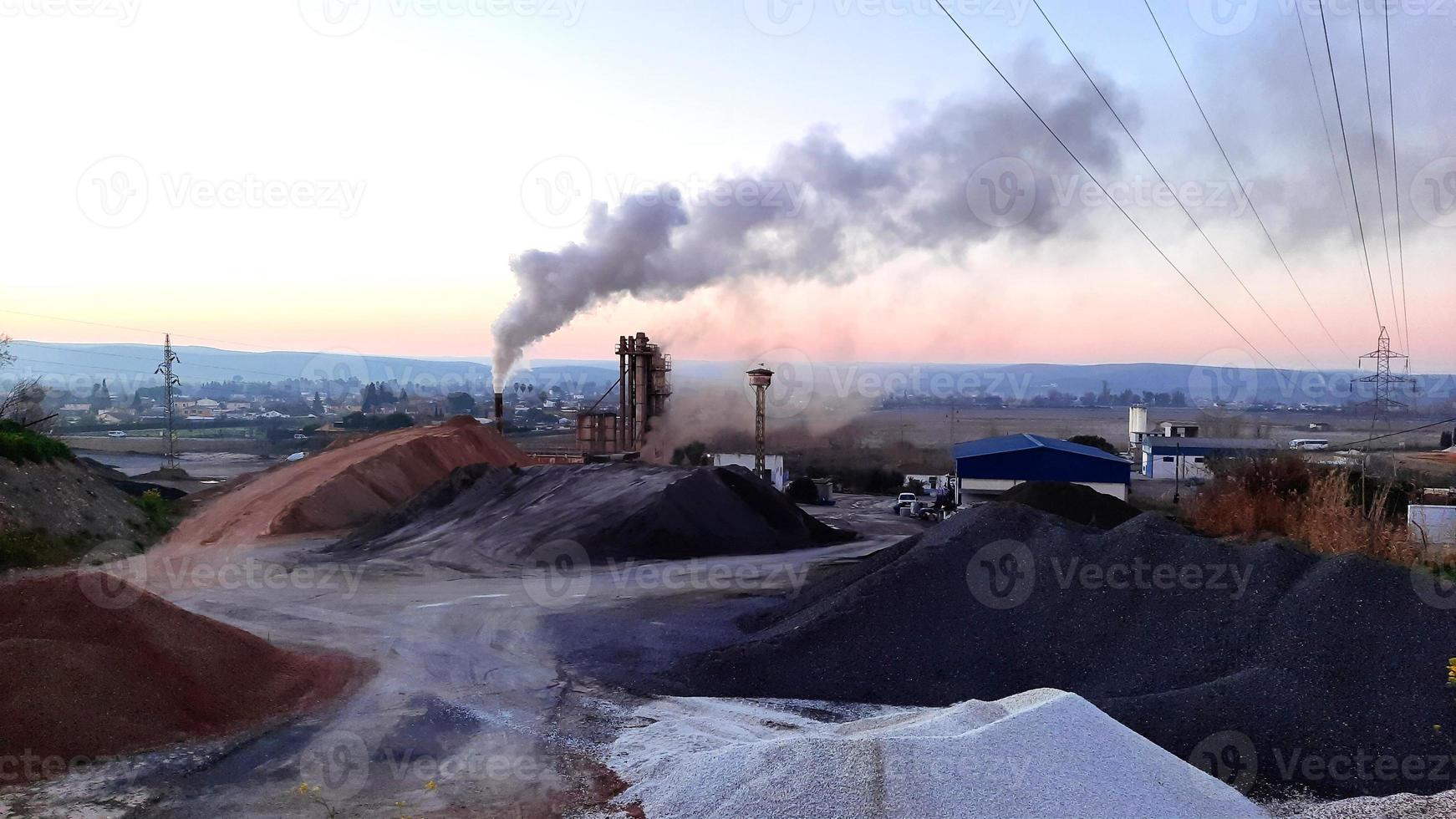 concepto de contaminación ambiental, paisaje de humo y contaminación de una industria en funcionamiento foto