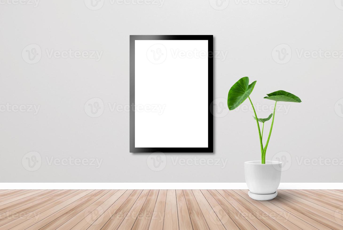 el cartel está pegado a la pared de la habitación. marco de fotos y suelo de madera y plantas tropicales. fondo de la habitación. telón de fondo de papel tapiz.