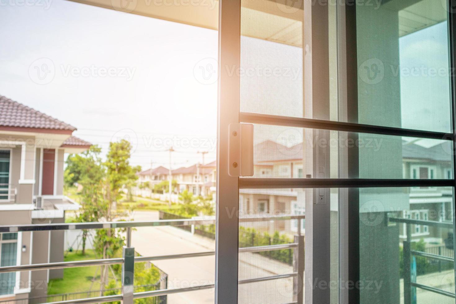 pantalla de alambre de mosquitera en la protección de la ventana de la casa contra insectos foto