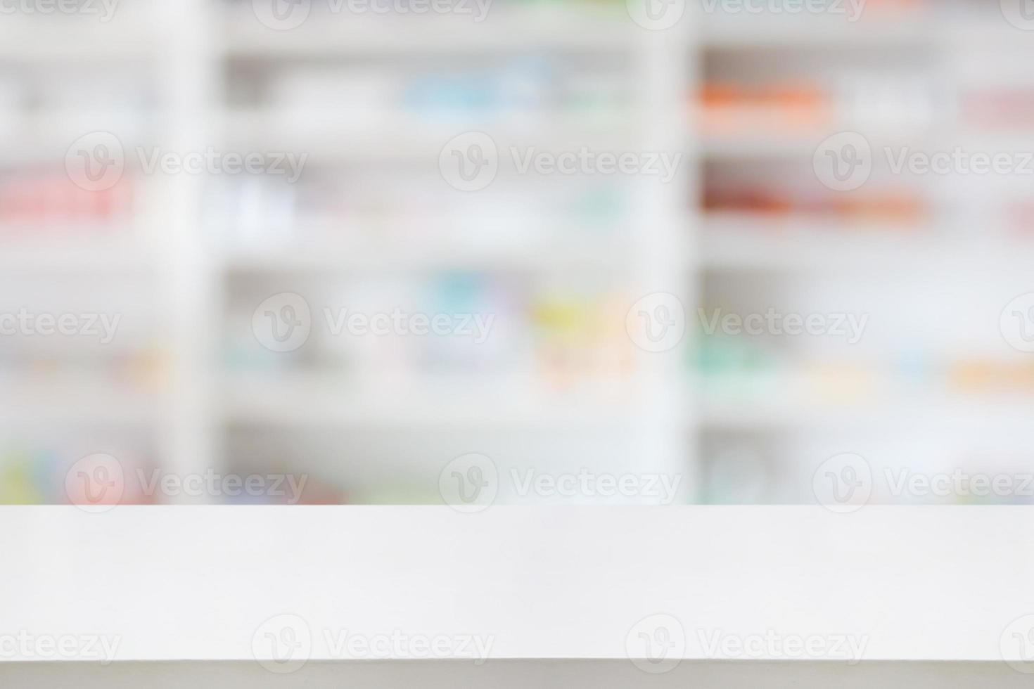 mostrador de farmacia con fondo abstracto borroso con medicamentos y productos sanitarios en los estantes foto