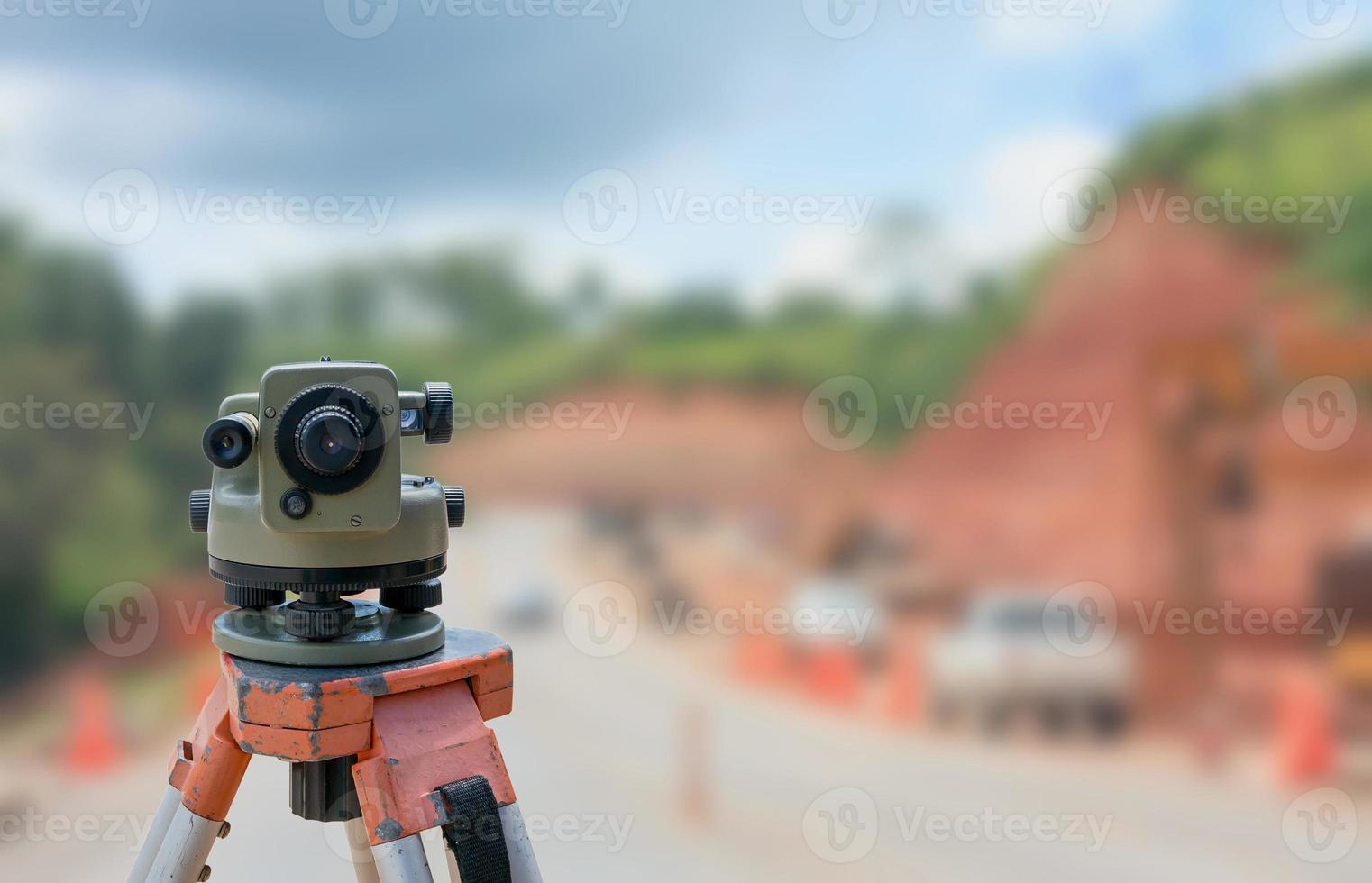 sitio de construcción de carreteras, instrumento de teodolito para la construcción de carreteras foto