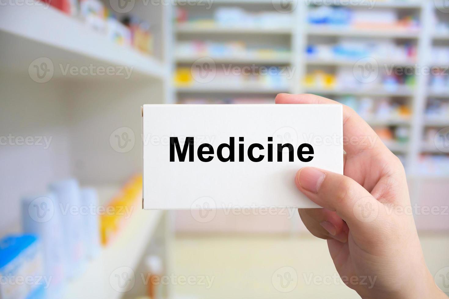 primer plano de la mano del farmacéutico paquete de caja de medicina foto