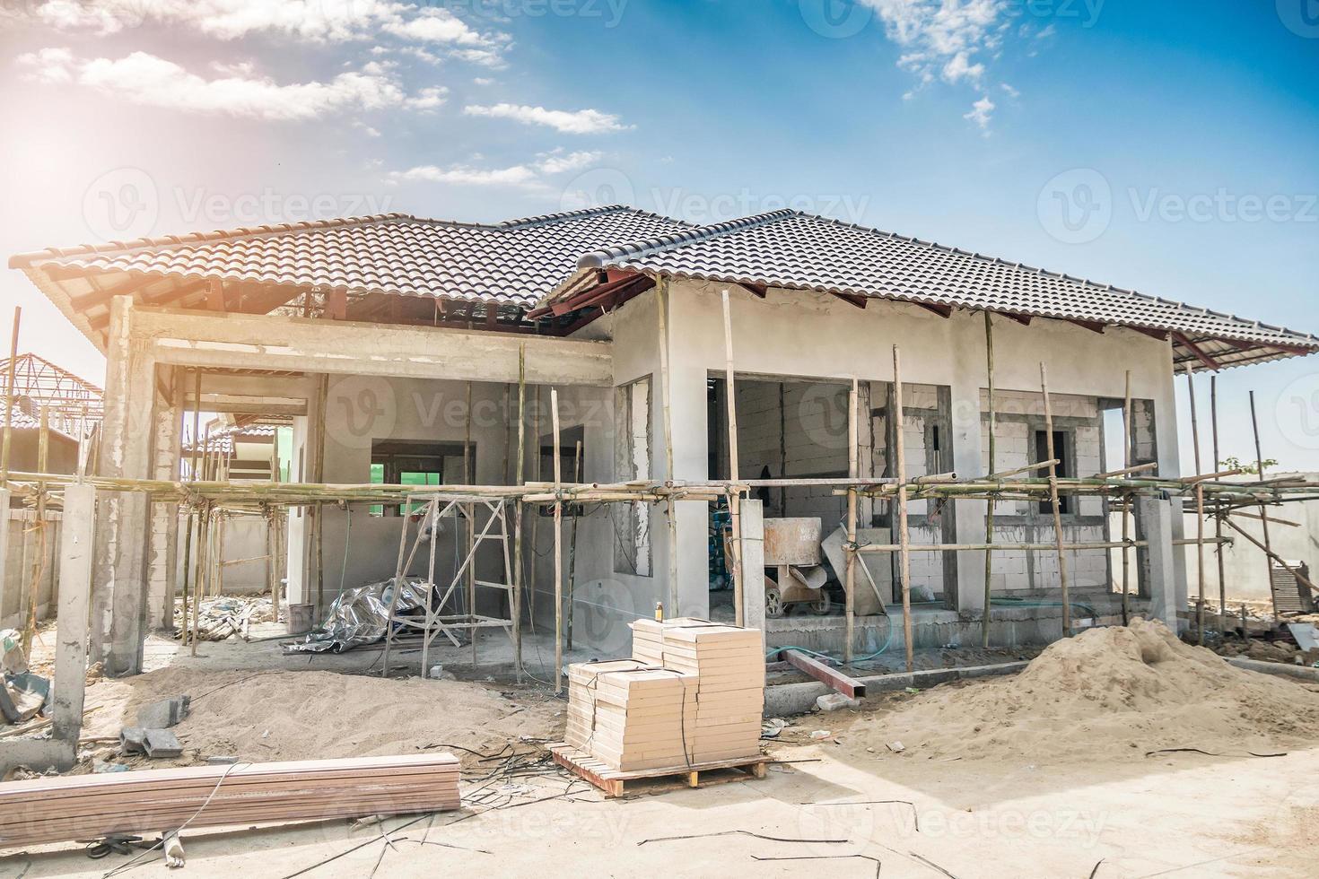 construcción residencial nueva casa en progreso en el sitio de construcción foto