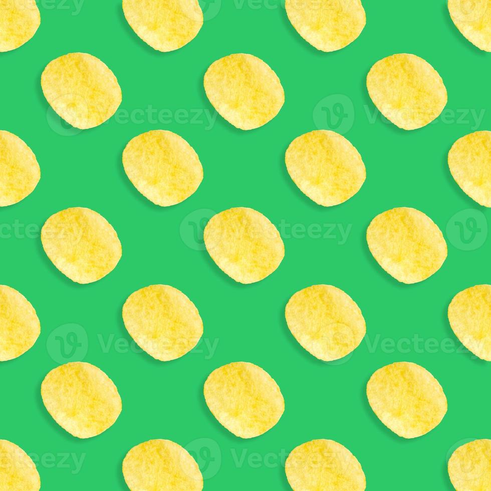patrón de papas fritas sobre fondo verde pastel vista superior plana foto