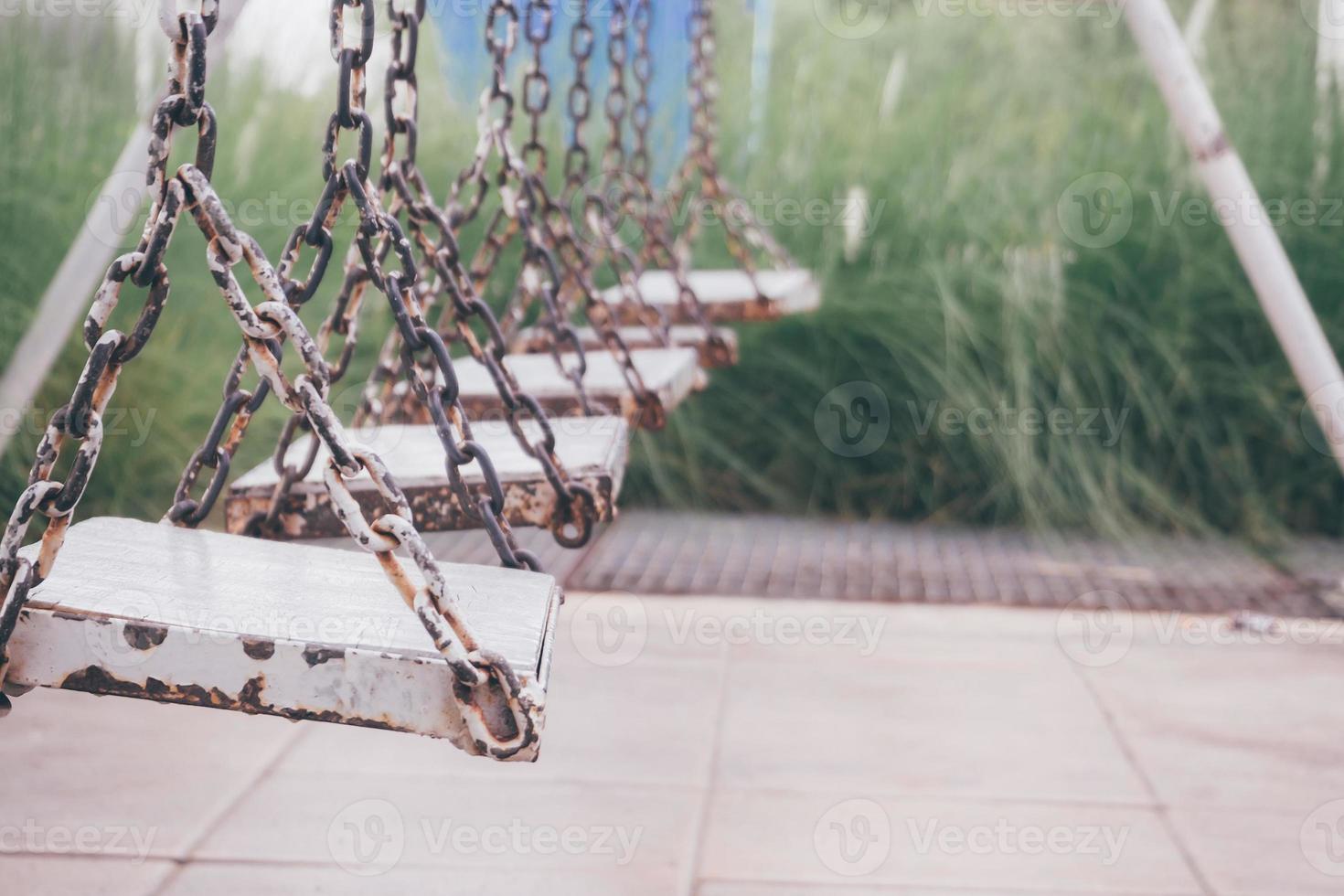 viejo columpio de madera en el parque infantil foto