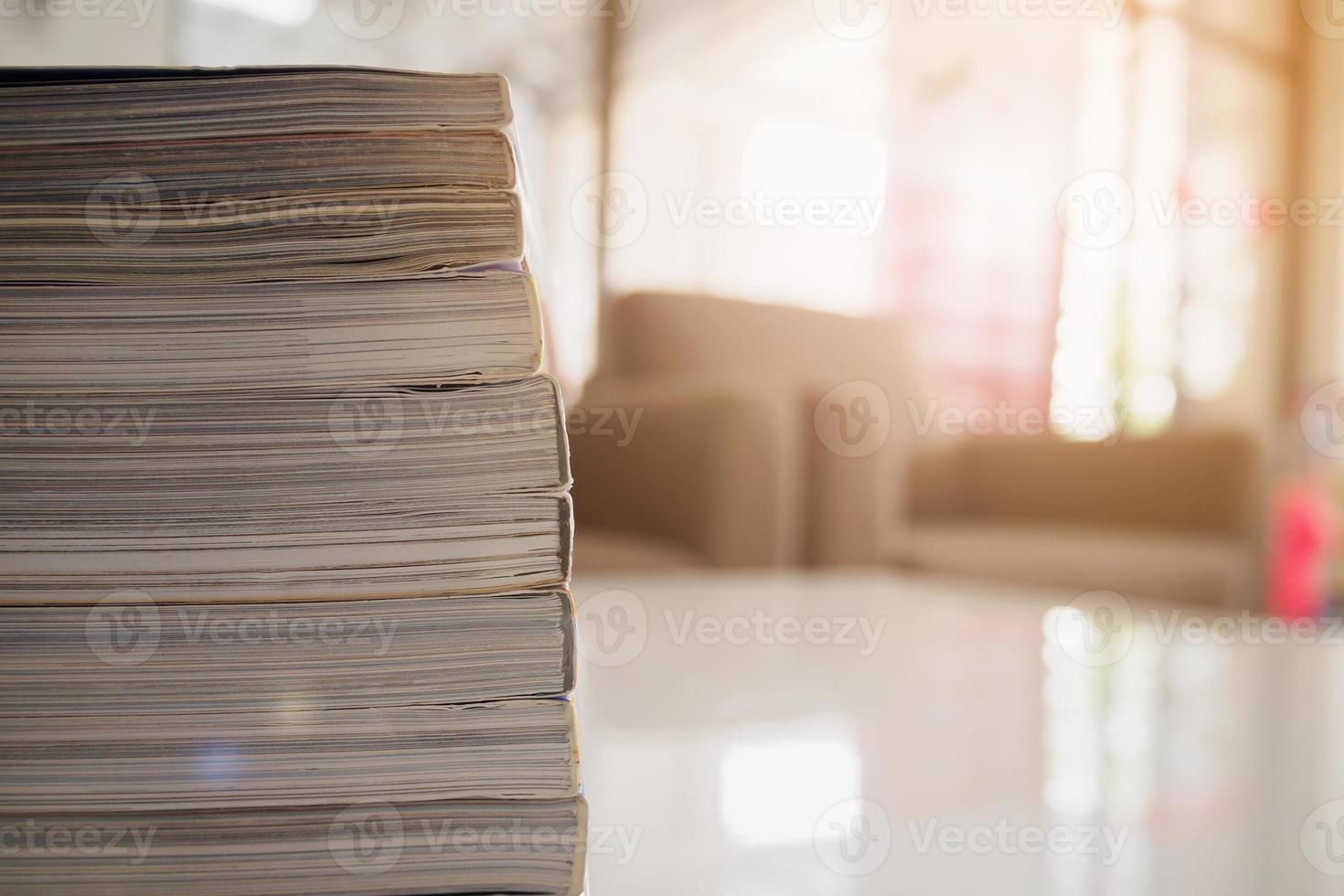 montón de pilas de revistas en la mesa blanca en la sala de estar foto