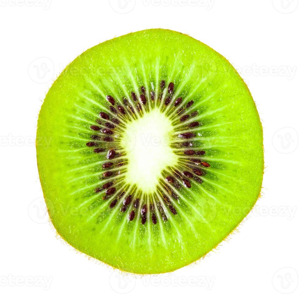 Rodaja de kiwi aislado sobre fondo blanco. foto