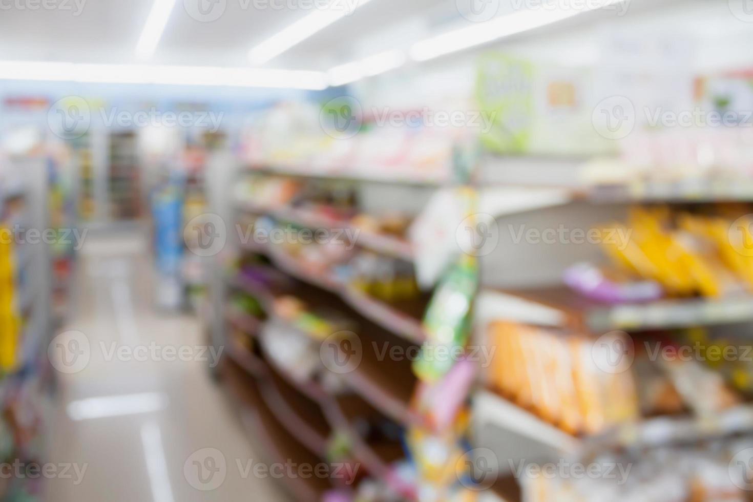 Los estantes de las tiendas de conveniencia fondo borroso foto