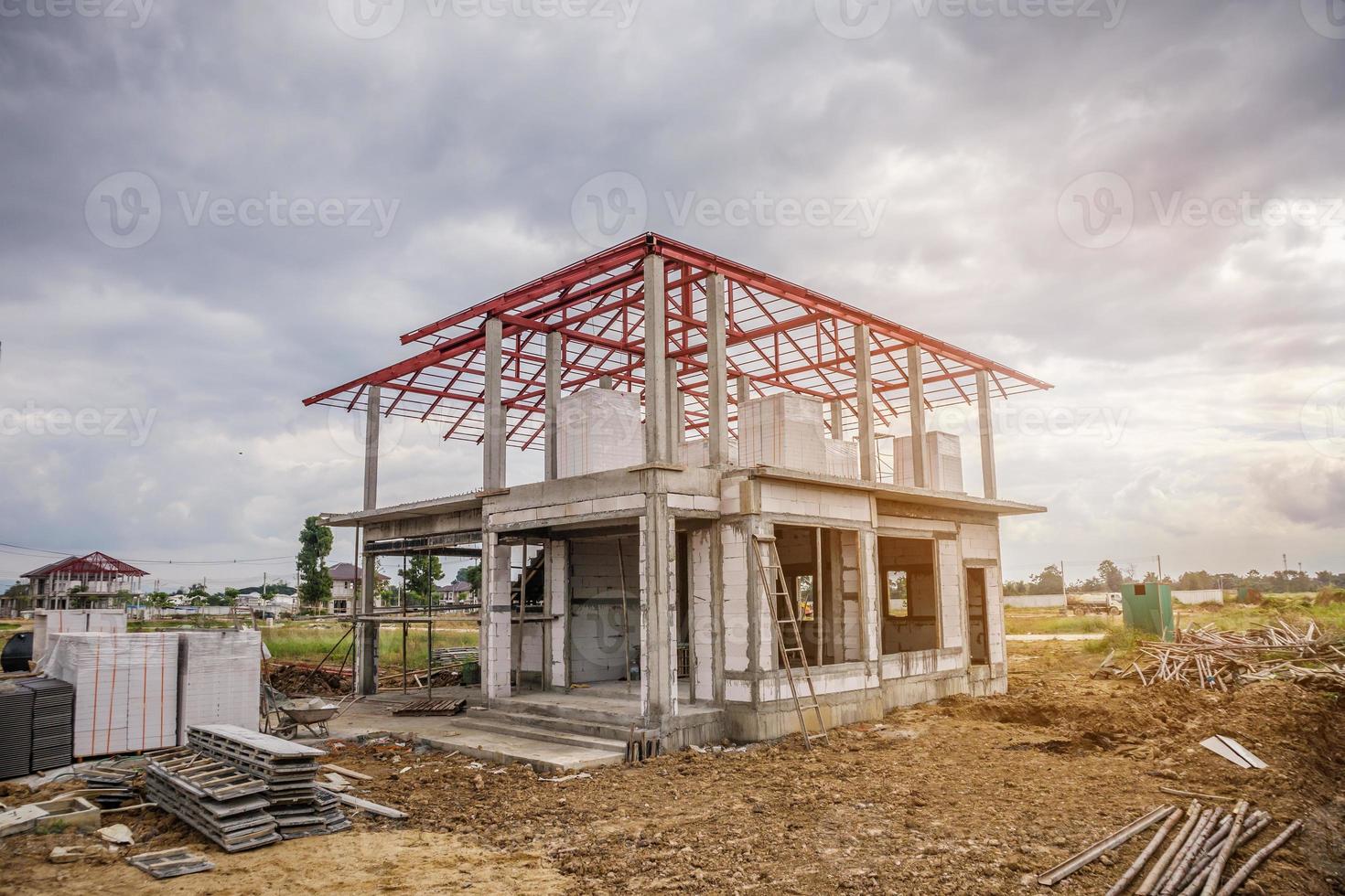 construcción residencial nueva casa en progreso en el sitio de construcción foto