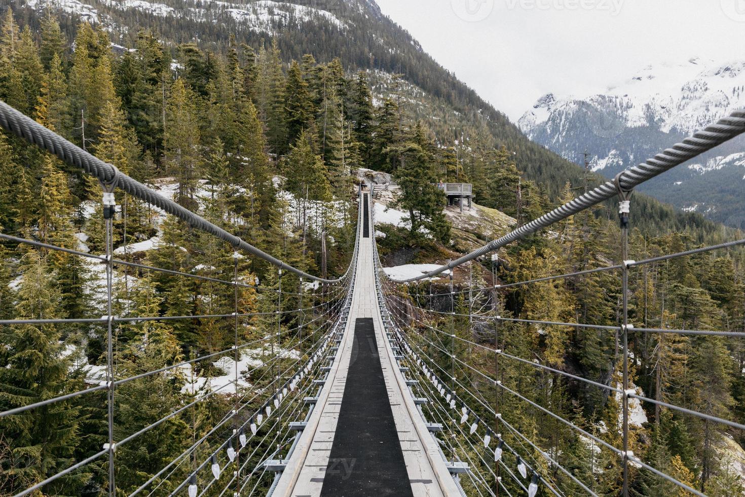 puente en las montañas foto