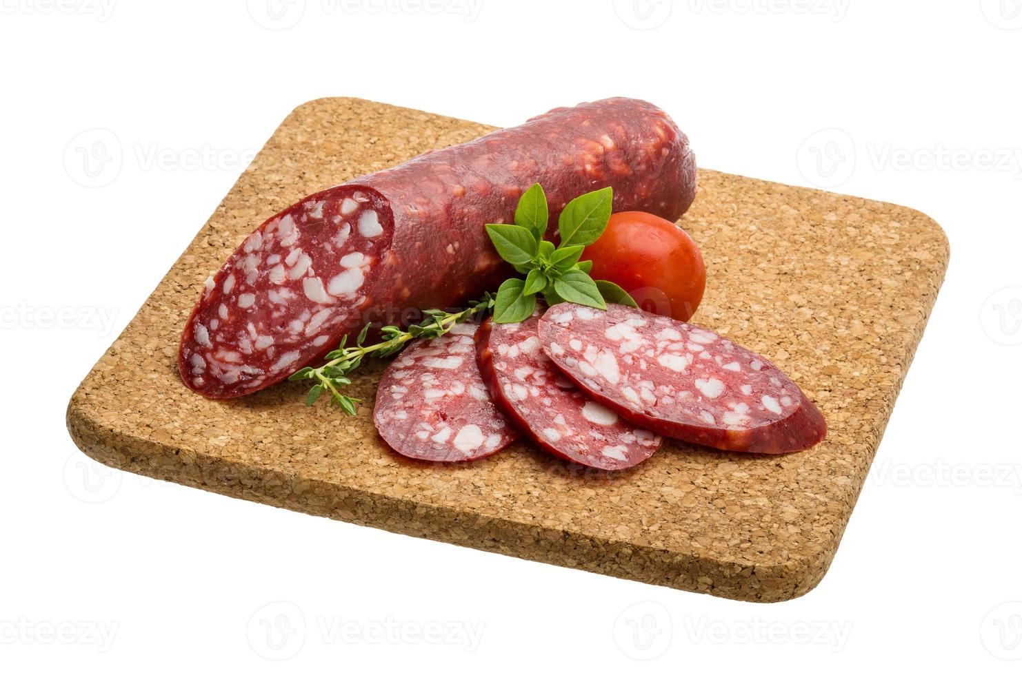 salchichas de salami en placa de madera foto