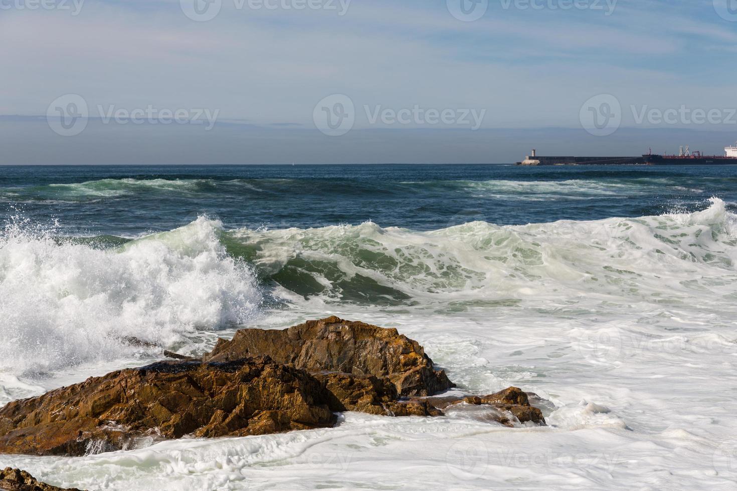 olas rompiendo en la costa portuguesa foto