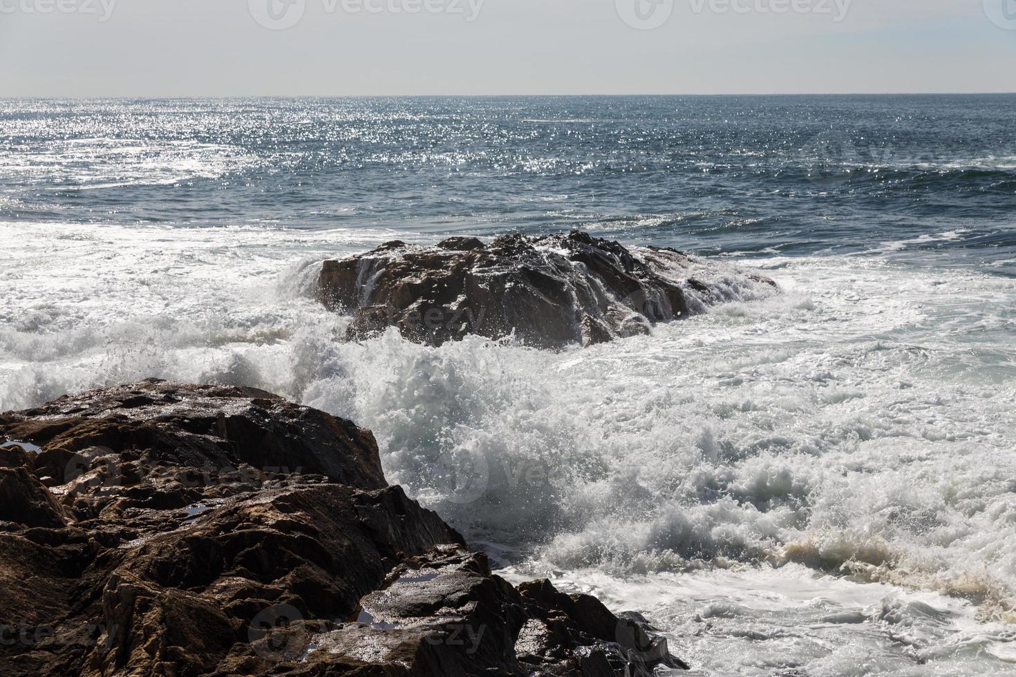 olas rompiendo en la costa portuguesa foto