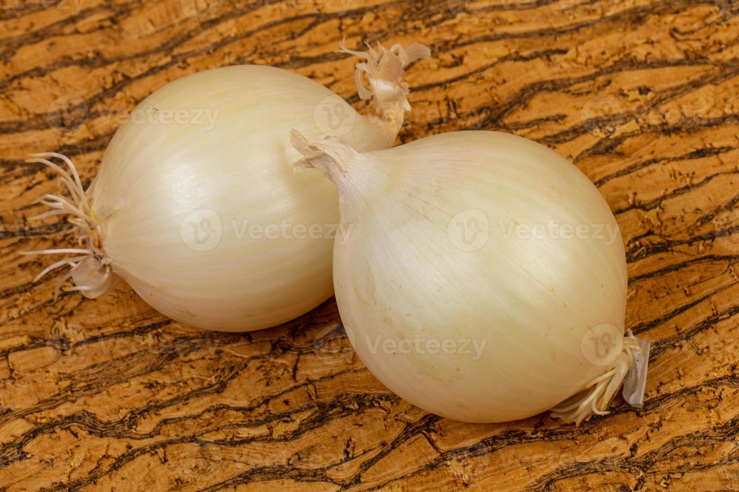 cebolla blanca en la madera foto