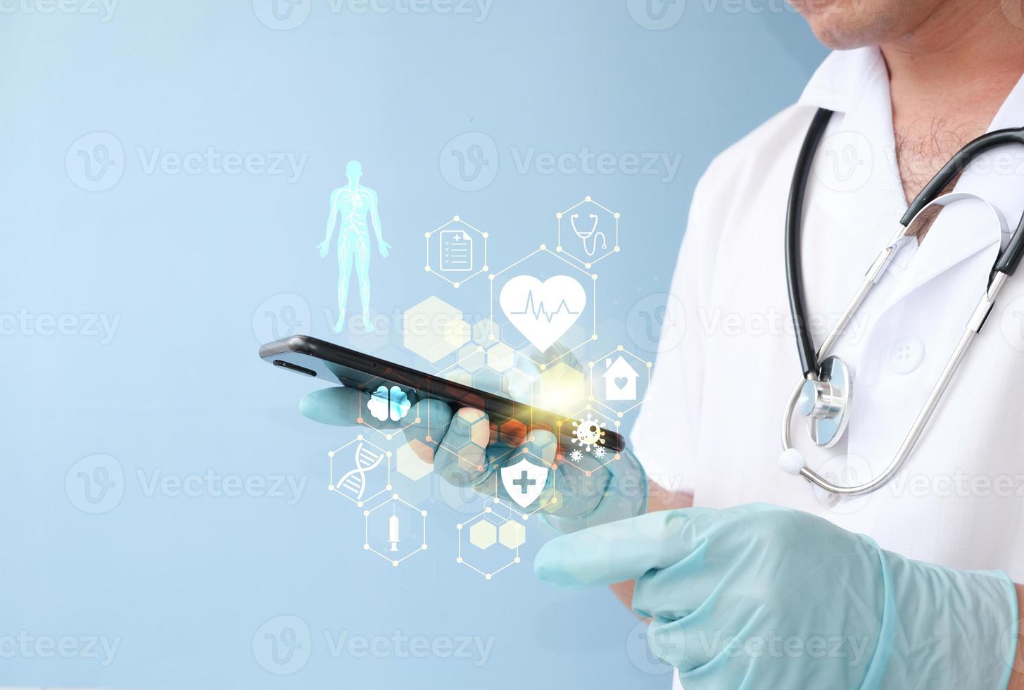 el doctor en medicina toca un registro médico electrónico en un teléfono inteligente, atención médica digital y conectividad de red a través de una interfaz de pantalla virtual moderna de holograma, tecnología médica. foto