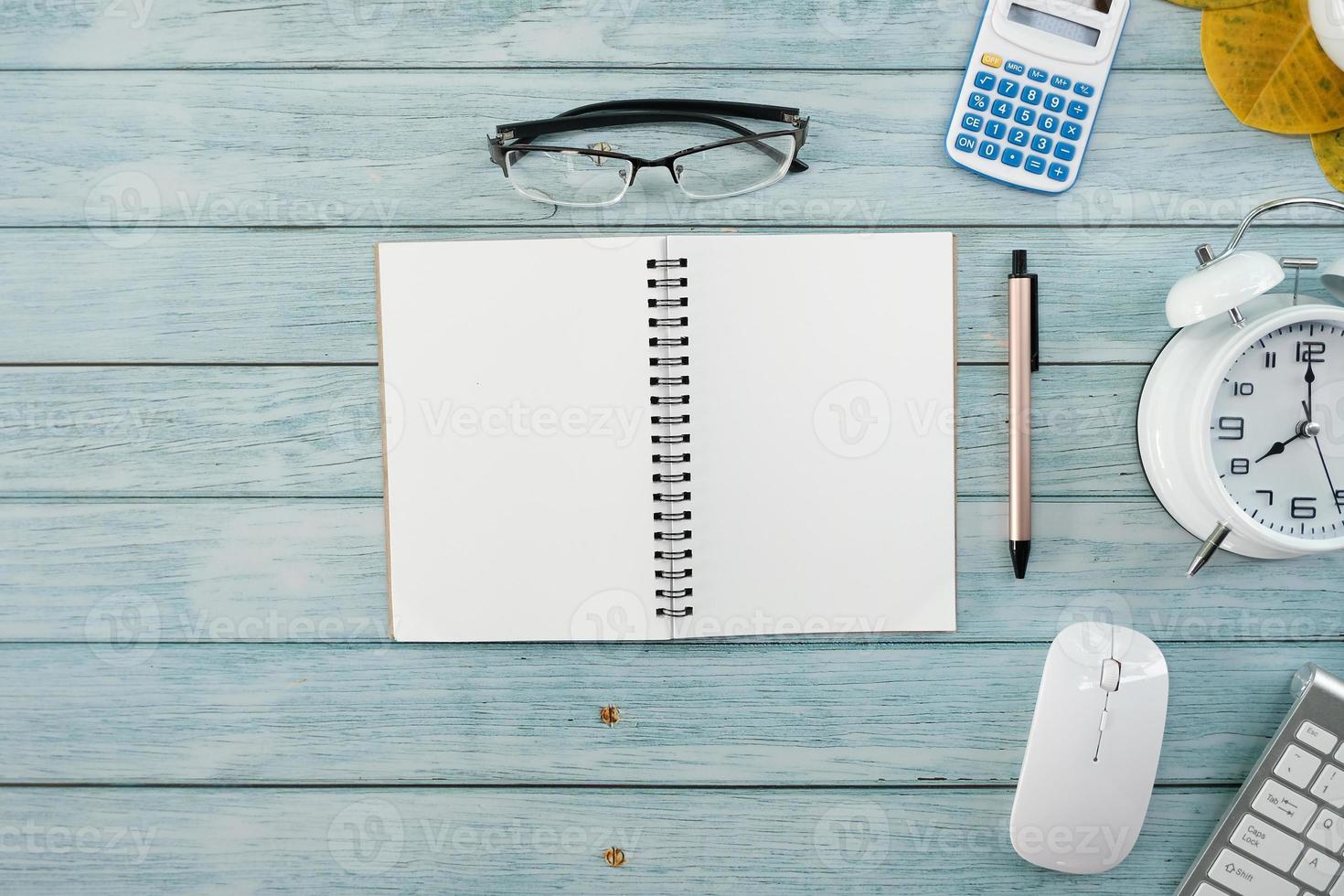 fondo plano de escritorio de oficina con computadora portátil y equipo de oficina para el espacio de copia del área de trabajo y conceptos escolares de educación. foto