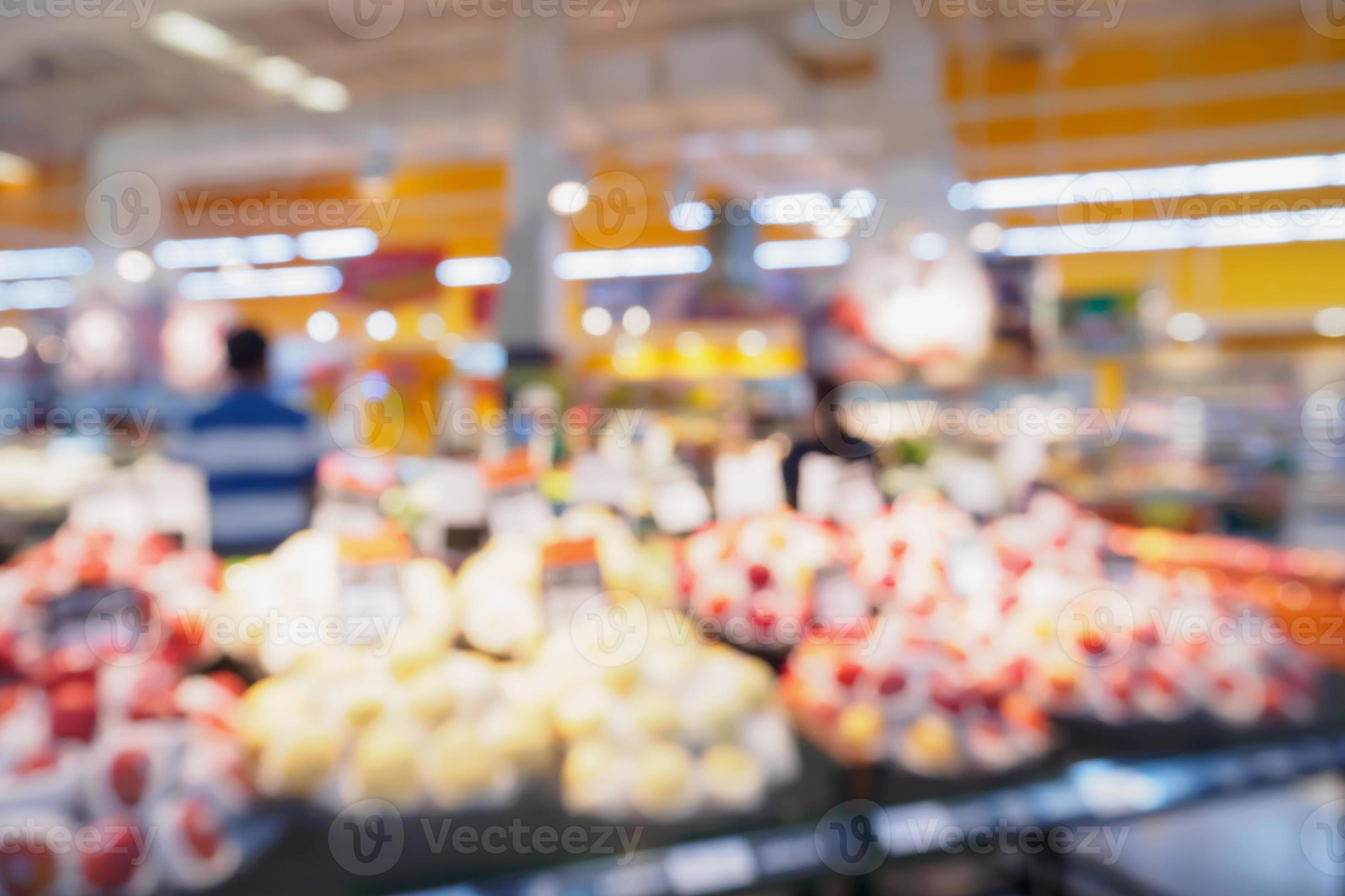 tienda de comestibles con estantes de frutas y verduras frescas en el