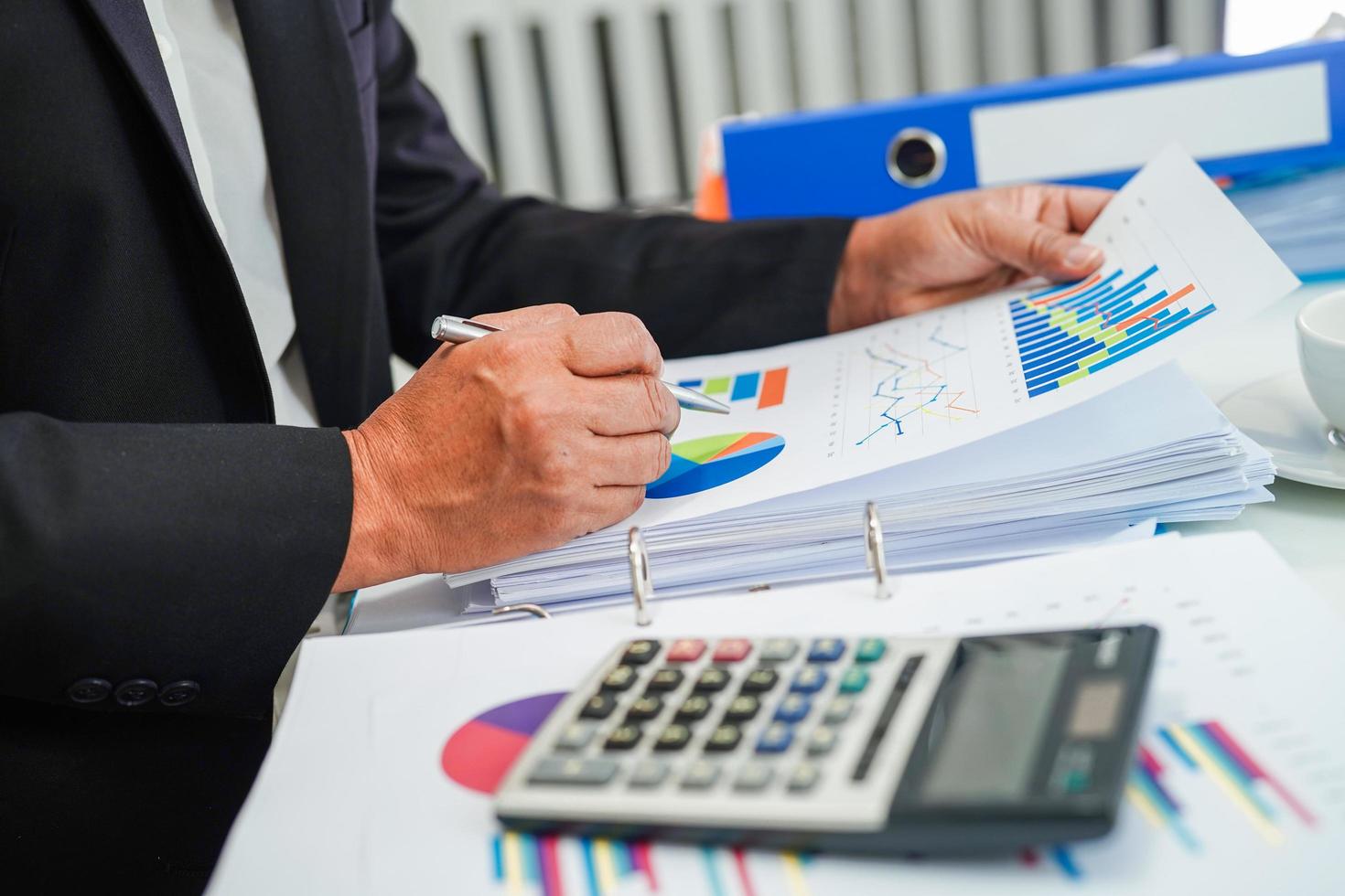 empresario trabajando y analizando con gráfico estadístico en la oficina. foto