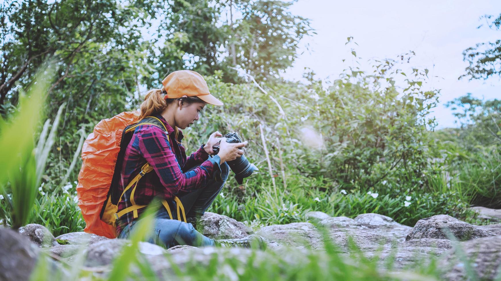 mujer asiática viajes naturaleza. viajar relajarse. caminar estudiar el camino naturaleza en el bosque foto