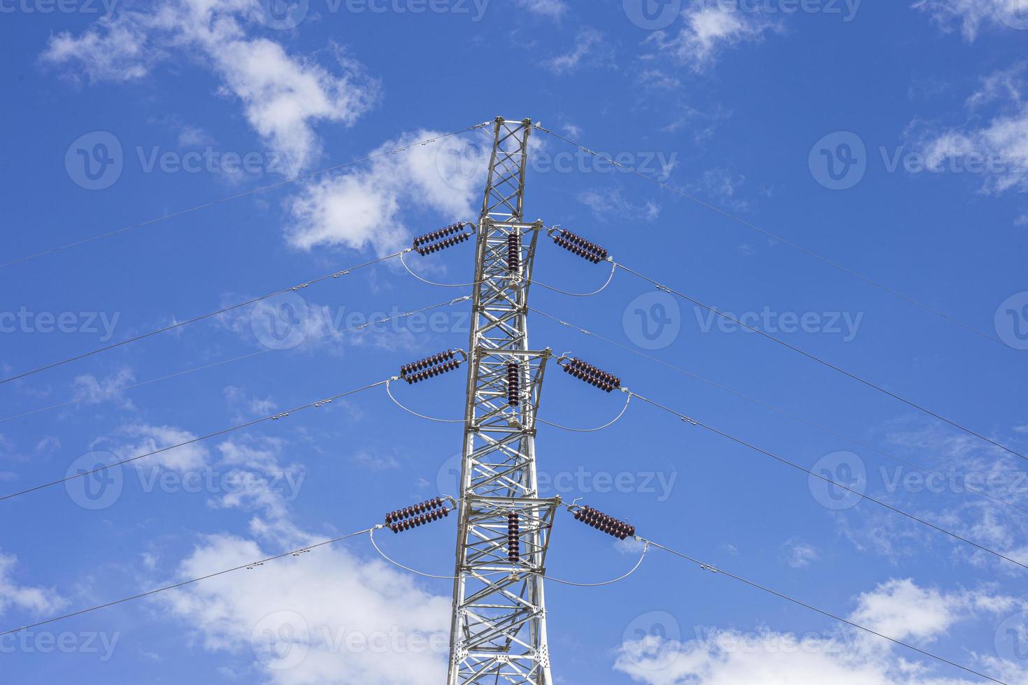 postes de alta tensión y cielo azul foto