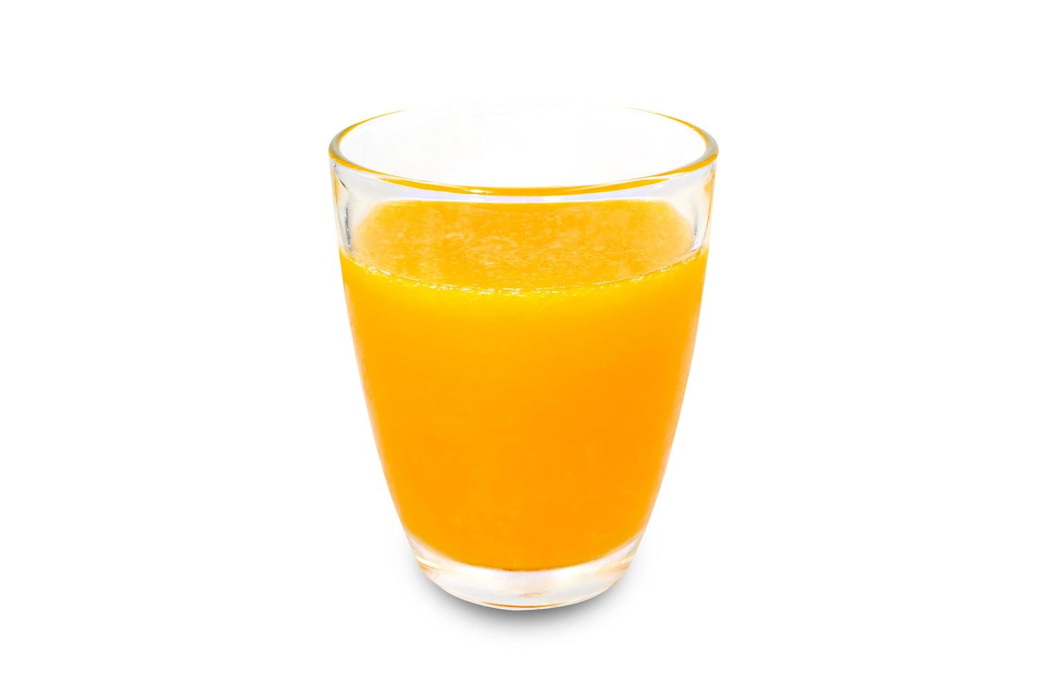 vaso de jugo de naranja aislado sobre fondo blanco con trazado de recorte. foto