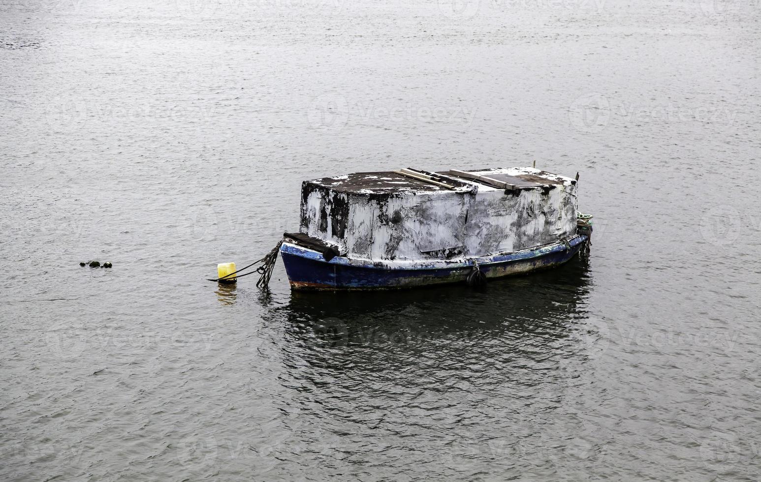 viejo barco de madera en el mar foto