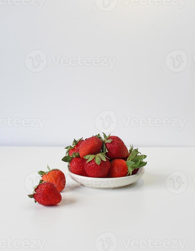 Bowl con fresas frescas maduras en la mesa de la cocina Stock Photo