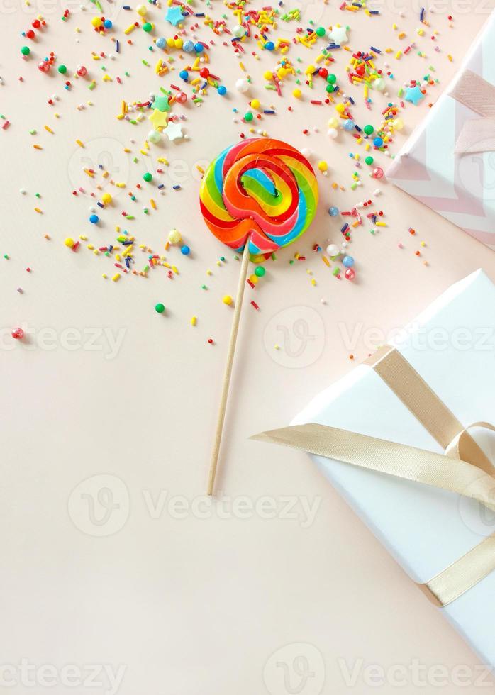 fondo de fiesta de cumpleaños con regalo y piruletas. copie el espacio foto