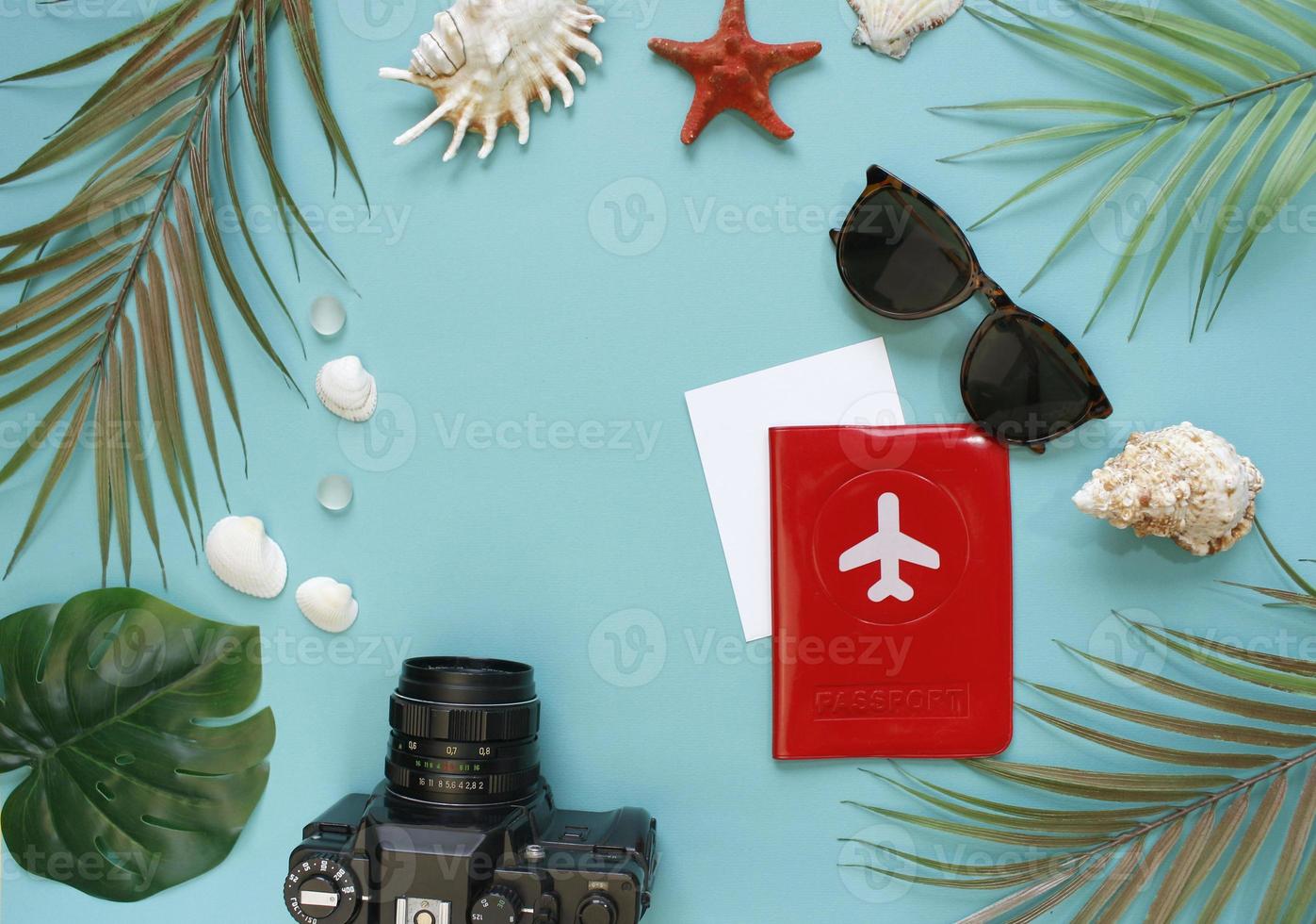 accesorios para viajeros, ramas de hojas de palma tropical en el fondo con espacio vacío para texto. concepto de vacaciones de viaje. fondo de verano. conjunto de marco de carretera. endecha plana, vista superior. foto