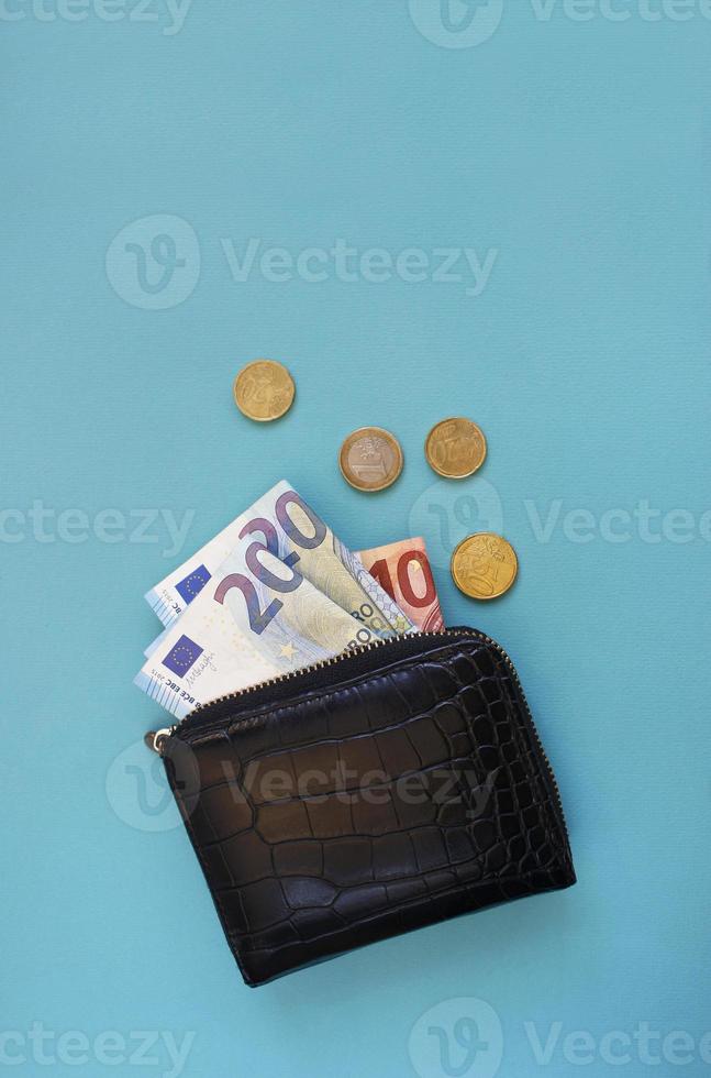 billetera y dinero en euros. negocio, finanzas, ahorro, concepto bancario. copie el espacio antecedentes de noticias económicas. foto