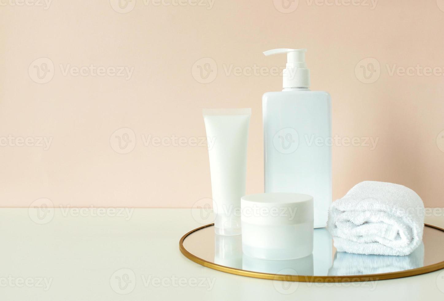 conjunto de productos de belleza para el cuidado de la piel o el cabello. cuidando el cuerpo y la calidad de la piel. productos cosméticos, tubos blancos, maqueta de marca, vista superior sobre fondo de color. foto