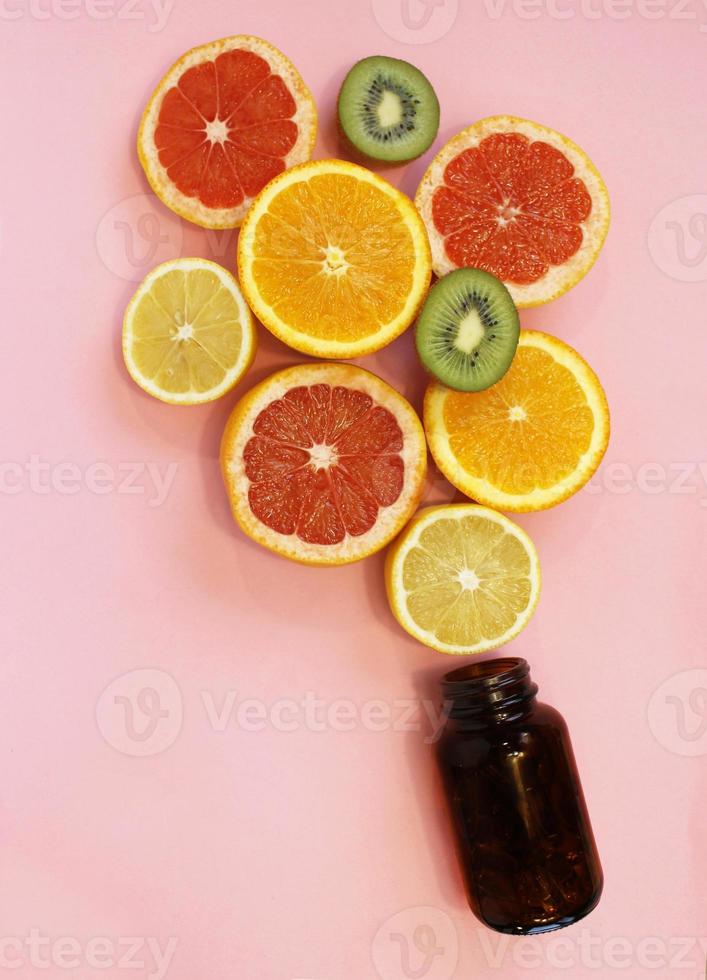 frutas naturales frescas vs pastillas. vitamina natural en frutas vs vitamina sintética en pastillas. elección entre la forma natural y sintética de la atención de la salud. medicina alternativa. foto