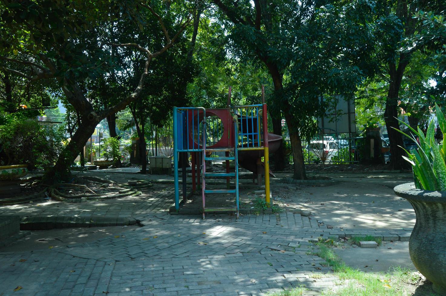 juguetes para niños en el patio de recreo foto