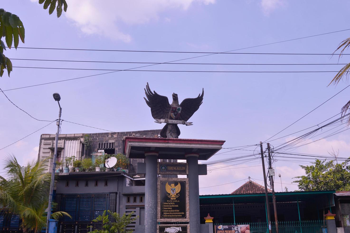 sidoarjo, java oriental, indonesia, 2022 - monumento garuda pancasila con fondo de nubes foto